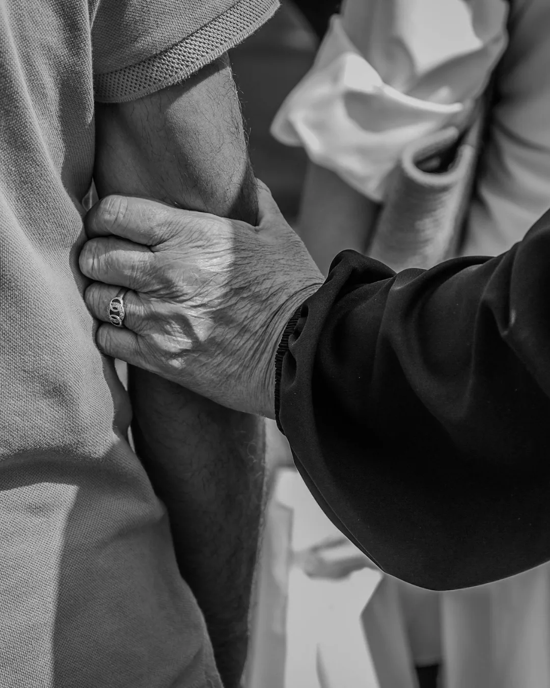 Dans ces moments-là, les proches sont souvent déjà bouleversés par la perte. L’assurance obsèques permet donc d’éviter qu’ils aient aussi à supporter seuls une charge financière.