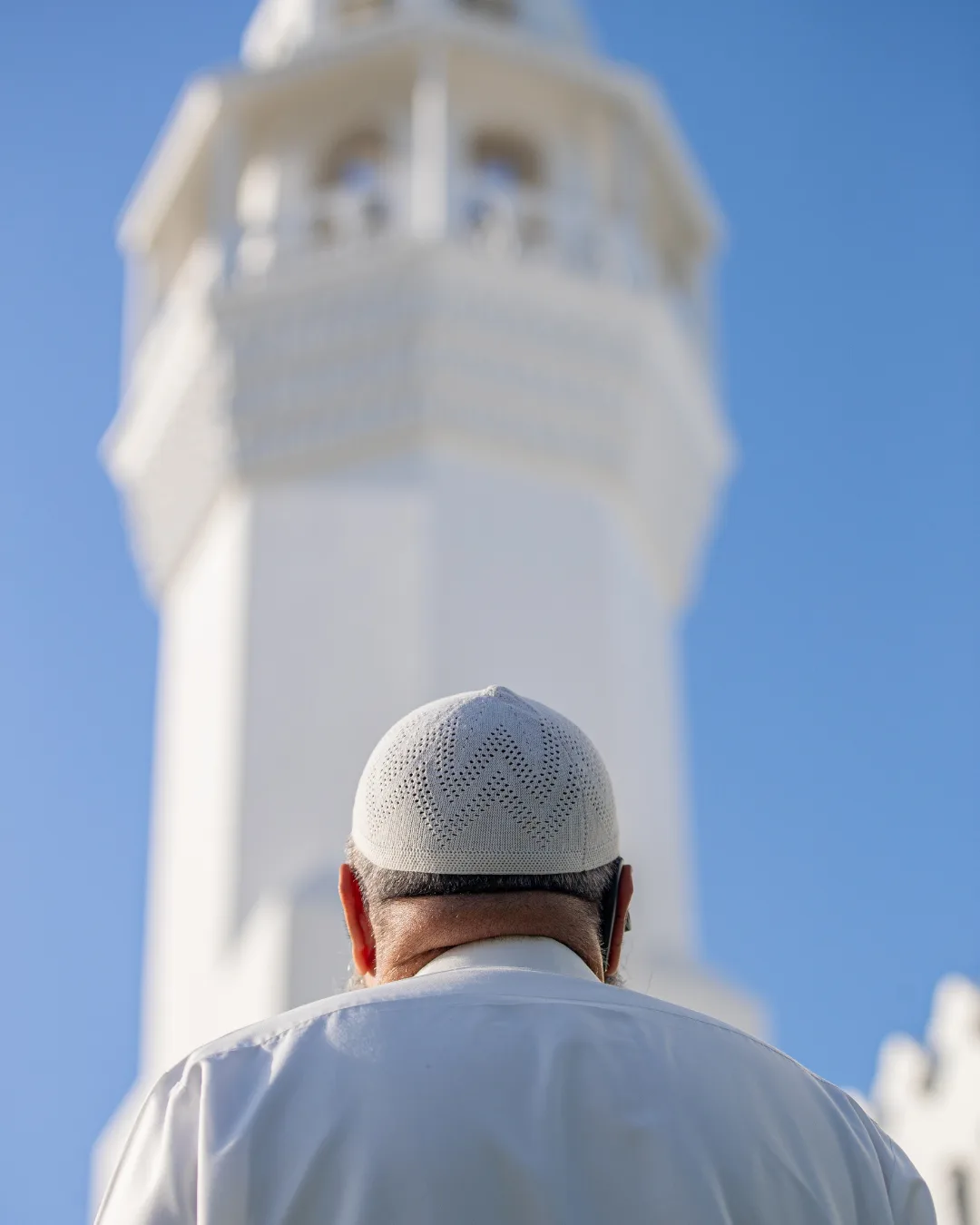 Faire appel à une pompe funèbre musulmane permet de mieux respecter les choix du défunt et de la famille. L’accompagnement est adapté à la situation, à la famille et aux obligations religieuses.